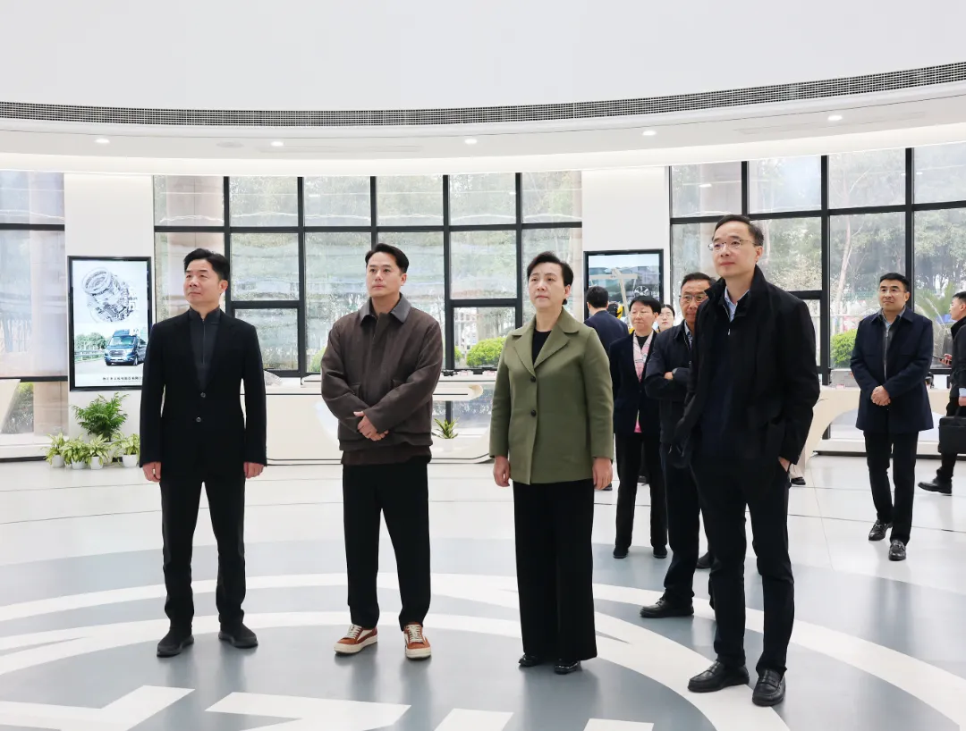 Wang Wenxu, předseda městského výboru Hangzhou Čínské lidové politické poradní konference (CPPCC), vyšetřuje společnost Zhaofeng Co., Ltd.